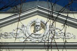 Декор фасада бывшего женского университета св. Ольги (ныне МЧС)